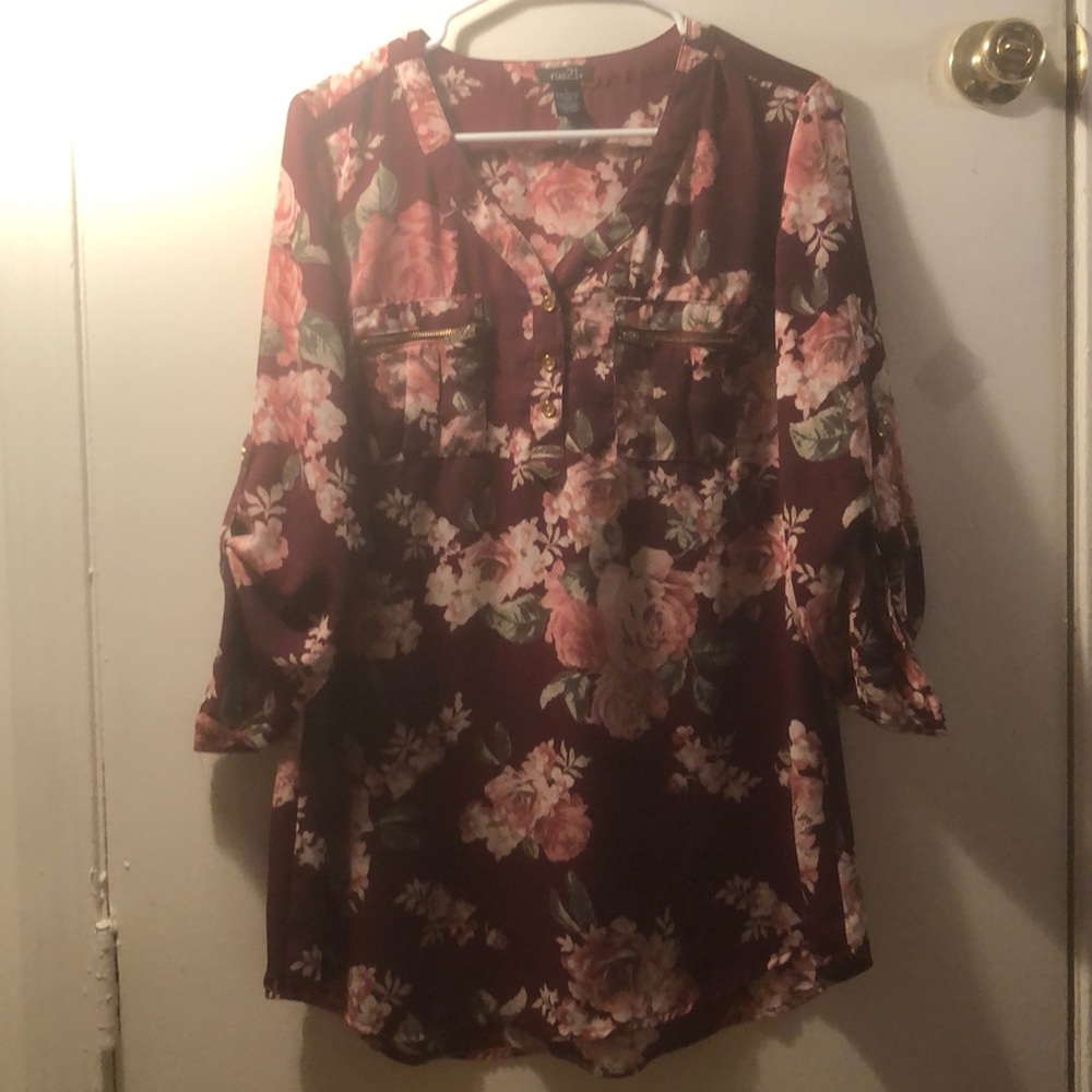 Floral blouse with zipper pockets!
